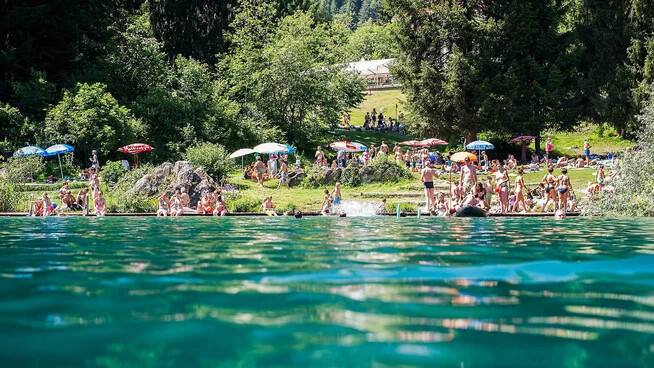 Entspannt trotz Omikron: Die Badegäste am Crestasee müssen sich gemäss den Vorgaben der Behörden keine Sorgen machen.