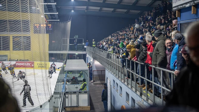 Viel Resonanz: Blick ins gut gefüllte Rund des Eisstadions in Arosa während des Derbys im Februar 2023.


