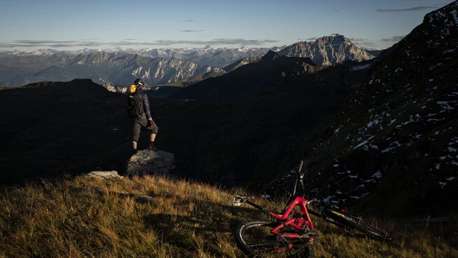 Es ist wieder Zeit: Ein Mountainbiker blickt in Wangs zum Calanda.