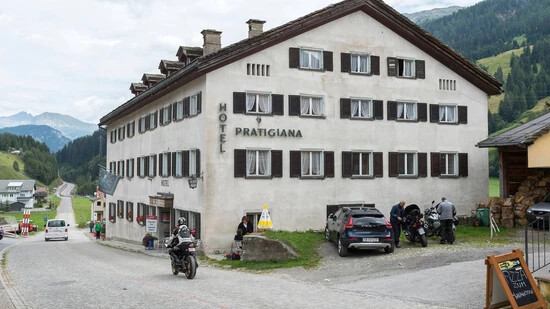 Ein Teil des Puzzles: Das Hotel «Pratigiana», bis Ende 2018 vom Kanton als Asylunterkunft genutzt, möchten die neuen Investoren in Splügen erwerben und sanieren.