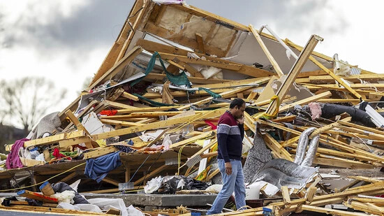 Ein Mann steht in den Trümmern seines Hauses in Ohama im US-Bundesstaat Nebraska. Foto: Chris Machian/Omaha World-Herald/AP/dpa