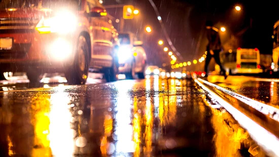 Gefahrenherd vor allem nachts: Die Scheinwerfer eines Fahrzeugs blenden andere Verkehrsteilnehmer, was zu Unfällen führen kann.