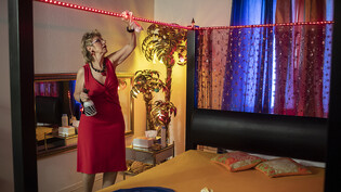 Puffmutter Mona in einem Zimmer ihres Etablissements "Club Eden" in Schlieren.