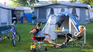 Chillen und dabei Würste grillen: Der Campingboom hat auch im ersten Halbjahr 2021 angehalten und der Parahotellerie damit geholfen, sich vom Corona-Einbruch zu erholen. (Archivbild)