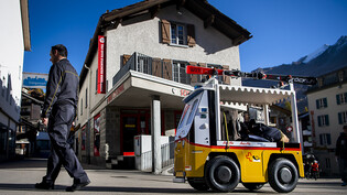 Die Walliser Gemeinde Saas Fee und PostAuto testen zurzeit ein autonom fahrendes Mini-Postauto, das für den Feriengast den Gepäcktransport übernimmt.