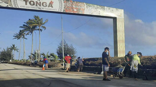 dpatopbilder - HANDOUT - Dieses von Broadcom Broadcasting zur Verfügung gestellte Foto säubern Menschen eine Straße in Nuku'alofa. Sechs Tage nach der Eruption eines Untersee-Vulkans vor Tonga ist der Flughafen des Südsee-Archipels wieder funktionsfähig…