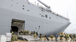 HANDOUT - Soldaten betreten im Hafen von Brisbane die HMAS Adelaide bevor sie nach Tonga abreisen. Foto: Robert Whitmore/ADF/AP/dpa - ACHTUNG: Nur zur redaktionellen Verwendung im Zusammenhang mit der aktuellen Berichterstattung und nur mit vollständiger…