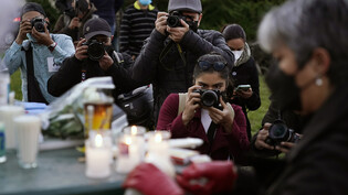 Journalisten halten eine Mahnwache zu Ehren des Fotoreporters Margarito Martinez, der in Tijuana erschossen wurde. Foto: Gregory Bull/AP/dpa