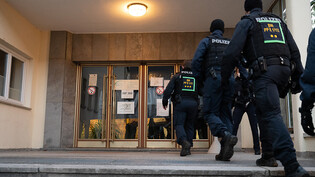 Polizeibeamte betreten auf dem Gelände der Heidelberger Universität das Gebäude, in dem sich der Tatort eines Amoklaufes befindet. Auf dem Campus der Heidelberger Universität hat es einen Amoklauf gegeben. Ein Einzeltäter habe am Montagmittag mit einer…