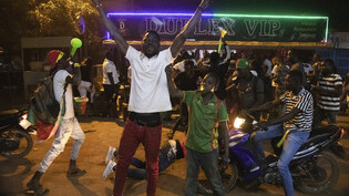 Am diesjährigen Afrika-Cup feiern Anhänger von Burkina Faso ihr Team. Später kam es in einem Spiel des Gastgebers Kamerun zu einer Massenpanik.