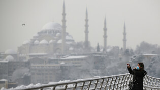 Starker Schneefall hat in der Türkei zu einem Verkehrschaos geführt. Der Airport Istanbul stellte Flüge aufgrund des Wetters vorübergehend komplett ein. Foto: Emrah Gurel/AP/dpa