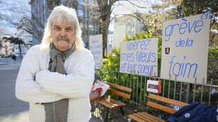 Bernard Rappaz protestiert vor den Gebäuden der Walliser Kesb gegen die Fremdplatzierung von drei Kindern.