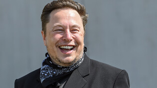 Tesla-Chef Elon Musk hat gut Lachen. Das E-Auto stösst auf rege Nachfrage. (Archivbild)