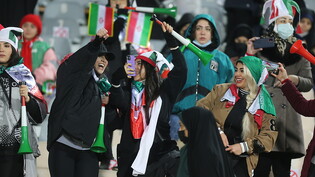 Iranische Frauen jubeln in Teheran im Stadion über den 1:0-Heimsieg ihres Nationalteams