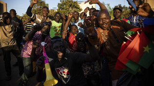 Anhänger des neuen Chefs der Militärjunta, Paul Henri Sandaogo Damiba, feiern in den Strassen von Ouagadougou, der Hauptstadt des westafrikanischen Staates Burkina Faso. (Archivbild)