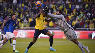 Eine von vielen umstrittenen Szenen: Brasiliens Keeper Alisson faustet in der Nachspielzeit den Ball weg und trifft den Gegenspieler
