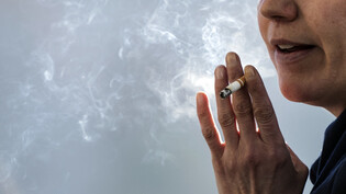 Der Kanton Genf dehnt das Rauchverbot aus. An öffentlichen Plätzen und Anlagen wie Bushaltestellen, Schulen, Spielplätzen, Sportzentren und Schwimmbädern müssen Raucherinnen und Raucher in Zukunft auf die Zigarette verzichten. (Archivbild)