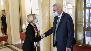 Staatssekretärin Livia Leu begrüsst den russischen Vize-Aussenminister Wladimir Titow in Bern.