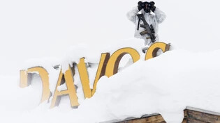 Sicherheitskräfte kontrollieren und bewachen Davos.