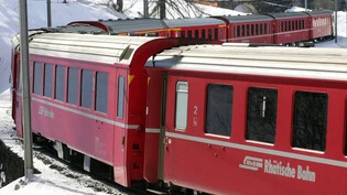 Ein RhB-Zug zwischen Bergün und Preda.