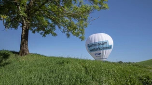 Ein Heissluftballon mit Logo der FDP wird bereitgemacht.