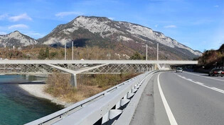 Die neue RhB-Brücke über den Hinterrhein bei Reichenau.