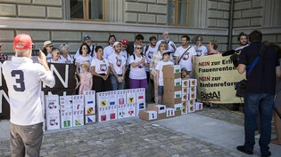 Die Unterschriften gegen die Altersreform 2020 wurden am Donnerstag bei der Bundeskanzlei in Bern eingereicht.