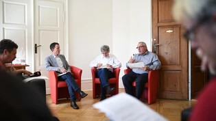 Andreas Gabriel, Johannes Flury und Martin Gabriel informieren die Medien über die künftige Finanzierung.