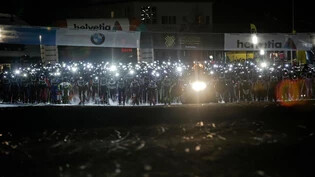 Im Licht der Stirnlampen machen sich über 800 Läuferinnen und Läufer auf den Weg nach Pontresina.