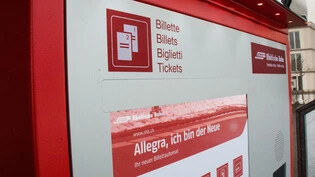 Einer der ersten neuen Billettautomaten. Im Bild: Der Billettautomat in Zizers. 