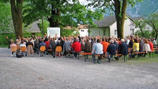 Fast wie früher: Die Gemeindeversammlung Mollis tagt weiland auch einmal auf dem Steinackerplatz und könnte als Fokusgruppe wiederbelebt werden.