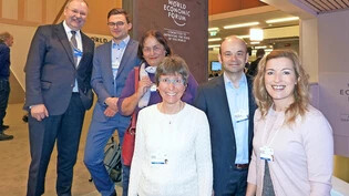 WEF-Direktor Alois Zwinggi posiert mit den fünf Davosern, die Zutritt zum Weltwirtschaftsforum erhielten.