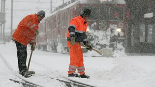 Die Schneefälle setzen dem Zugverkehr zu. Im Bündnerland entgleiste ein Zug.