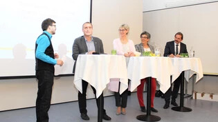 Ursin Widmer im Gespräch mit den Kandidaten der BDP. Von links nach rechts: Daniel Buchli, Edith Gugelmann, Martha Widmer-Spreiter, Duri Campell.