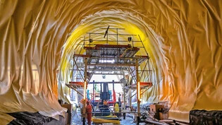 Fleissig: Im neuen Albulatunnel sind die Arbeiten zum Innenausbau und zur Abdichtung in vollem Gange.