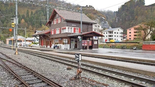 Mehr Komfort: Das Ausbauprojekt sieht rechtsseitig zum Bahnhof Grüsch eine Überdachung für Zugs- und Postautopassagiere vor.