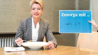 Ein später «Zmorga» während des WEF in Davos: Bundesrätin Karin Keller-Sutter gönnt sich ein «Buurezmorga» und nimmt eine Gemüsesuppe. Bild: Olivia Aebli-Item