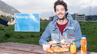 Frühstück im Freien: Curdin Furrer geniesst das «Zmorga» vor dem Medienhaus in Chur.