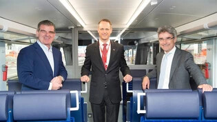 Der erste RhB-«Capricorn»-Zug fährt von Landquart durchs Prättigau nach Filisur – mit dabei sind auch  Peter Spuhler, CEO von Stadler Rail, RhB-Direktor Renato Fasciati und Regierungsrat Mario Cavigelli (von links).