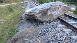 Dieser Felsbrocken war für die Streckensperrung verantwortlich.