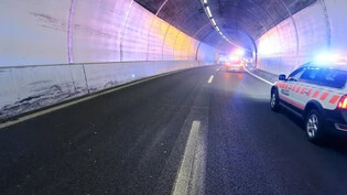Unfall: Ein Auto kollidierte am Mittwochnachmittag mit der Tunnelwand im Ofenegg-Tunnel.