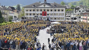 Es ist Landsgemeinde: Auf dem Glarner Zaunplatz wird debattiert und abgestimmt.