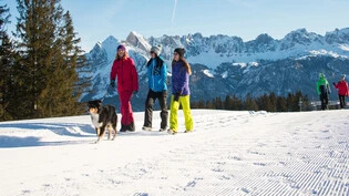 Winterwandern für Gross und Klein: Die Ferienregion bietet unterschiedliche Wanderwege für alle an.