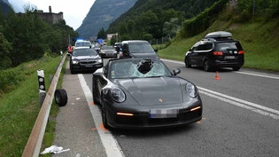 Erheblicher Sachschaden: Das Rad prallte in die Frontscheibe des Porsches. 