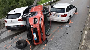 Heftige Kollision: Das Auto der 54-Jährigen kippte beim Unfall auf die Seite.