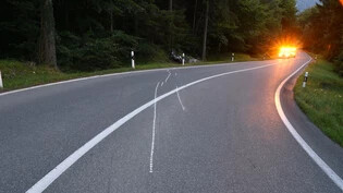 Unfall in Maienfeld: In einer Rechtskurve verliert ein Töfffahrer die Kontrolle über sein Fahrzeug und stürzt.