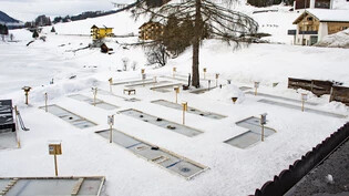 Spiel mit Aussicht: die 18 Bahnen mit Blick auf den Davosersee.