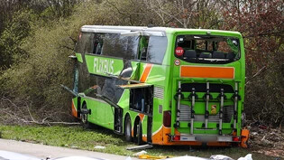 Blick auf den verunglückten Bus an der Unfallstelle auf der A9. Foto: Jan Woitas/dpa - ACHTUNG: Kennzeichen wurde(n) aus rechtlichen Gründen gepixelt