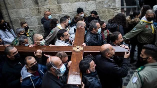 ARCHIV - Karfreitagsprozession entlang der Via Dolorosa: .Kirchenoberhäupter in Jerusalem fordern zu Ostern eine Waffenruhe. Foto: Ilia Yefimovich/dpa