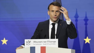 dpatopbilder - Der französische Präsident Emmanuel Macron hält eine Rede über Europa im Amphitheater der Universität Sorbonne. Foto: Christophe Petit Tesson/EPA POOL/AP/dpa